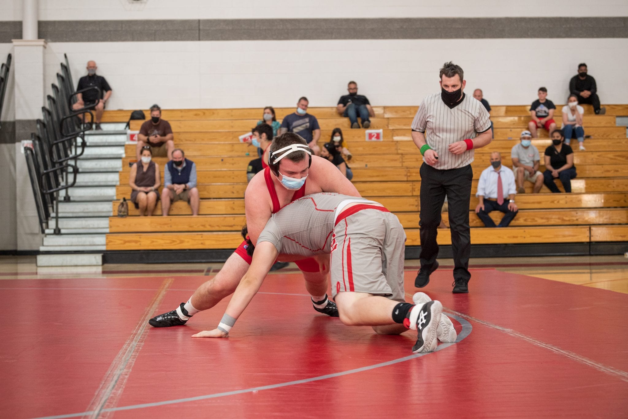 Senior Aiden Conroy (220) contiued the Harbormen's wins with another first period pin.  